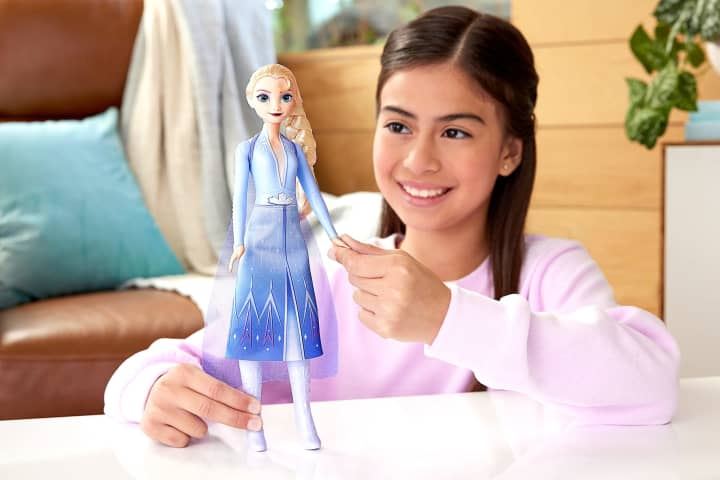 Singing Adventure Elsa HXD31 Doll Figure (Disney Frozen)